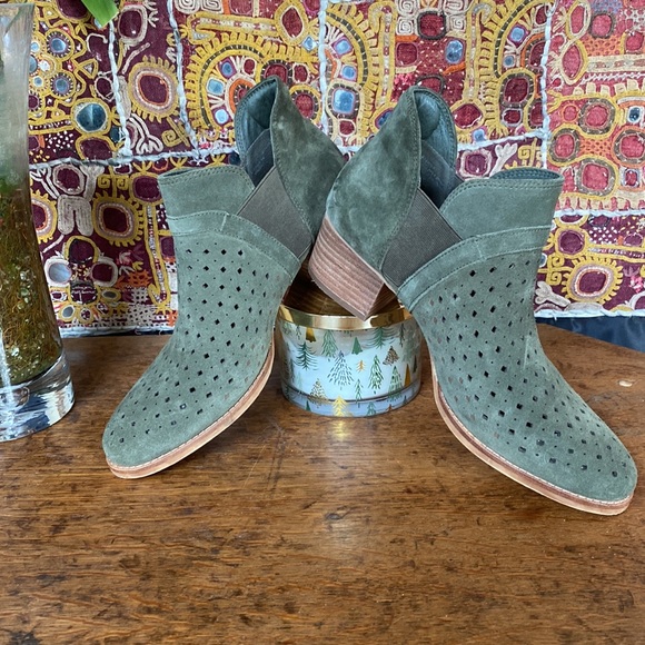 Earth Keren Olive Green Bootie - Picture 2 of 14